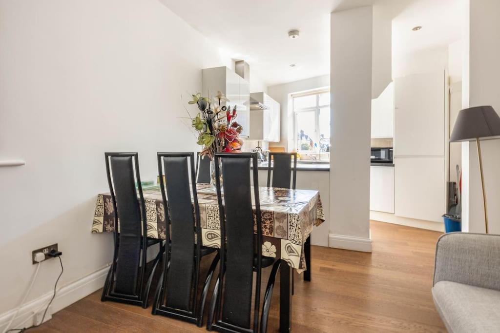 Spacious 2 Bed 2 Bath Apartment With Free Parking For 2 Cars And Underground Station Zone 2 For Quick Access To Central London Up To 10 Guests エクステリア 写真