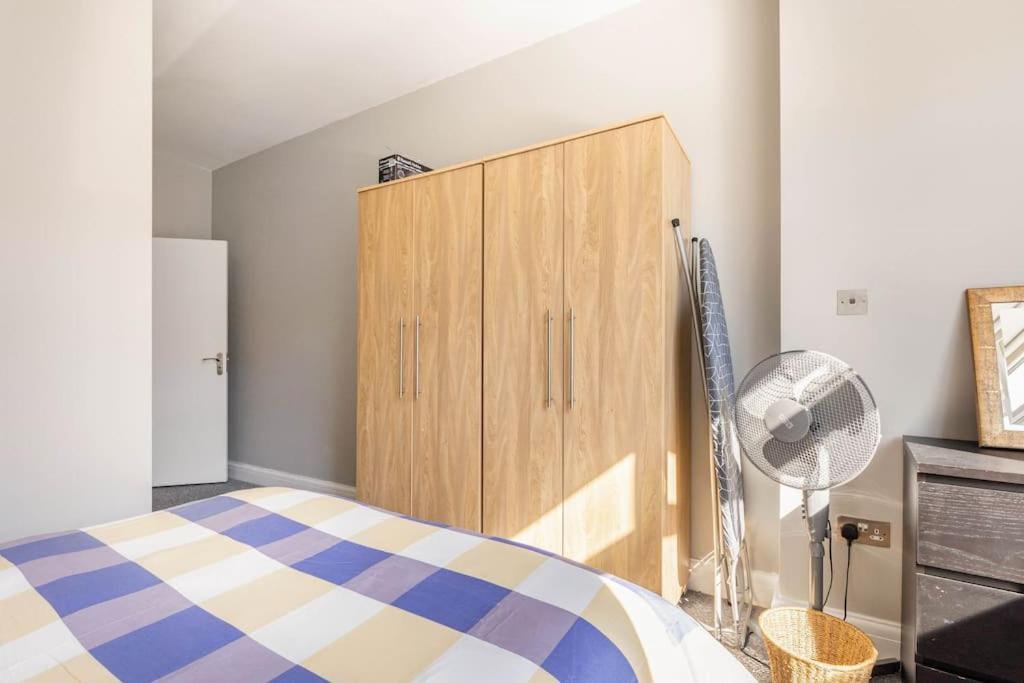 Spacious 2 Bed 2 Bath Apartment With Free Parking For 2 Cars And Underground Station Zone 2 For Quick Access To Central London Up To 10 Guests エクステリア 写真