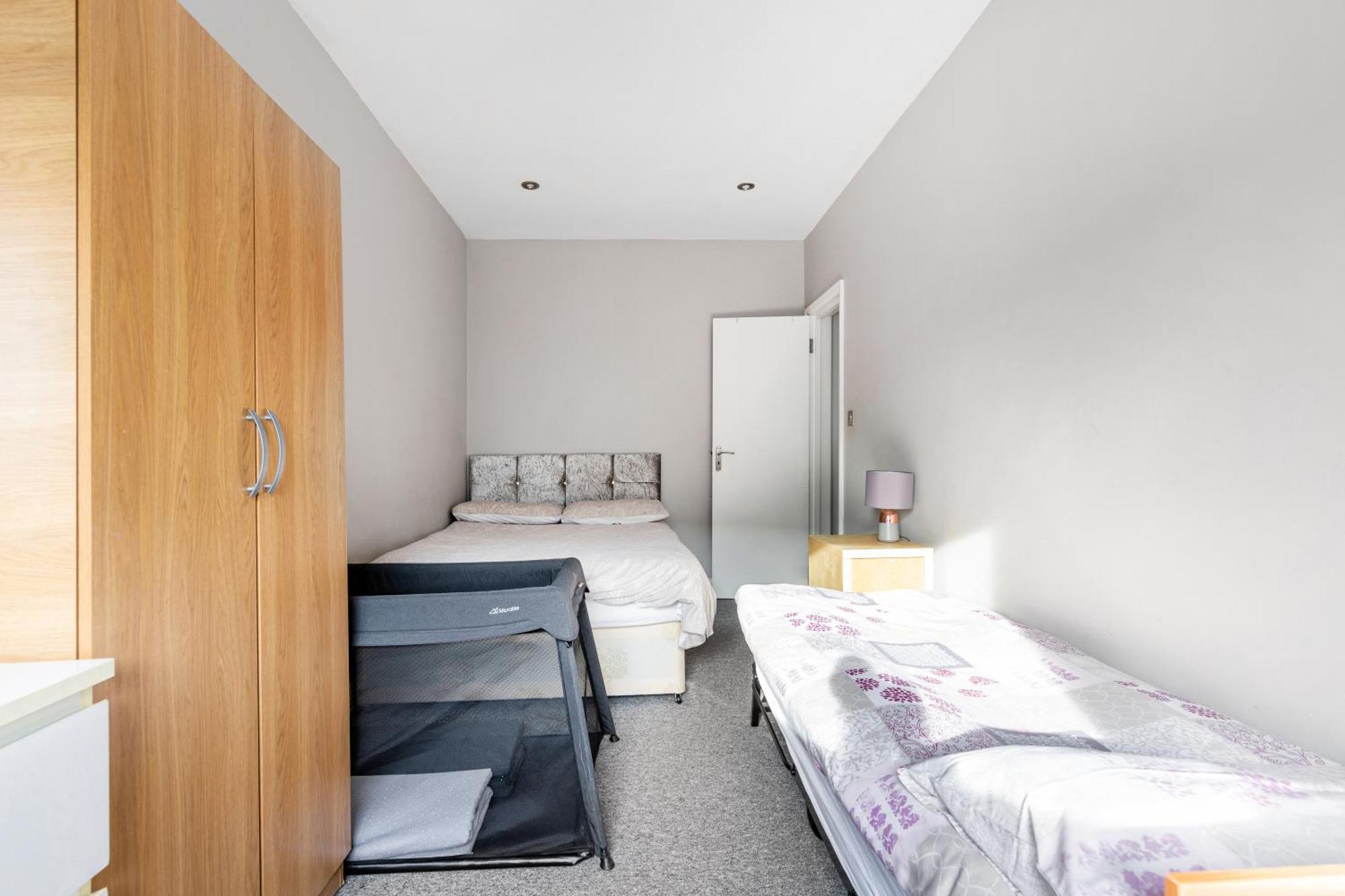 Spacious 2 Bed 2 Bath Apartment With Free Parking For 2 Cars And Underground Station Zone 2 For Quick Access To Central London Up To 10 Guests エクステリア 写真
