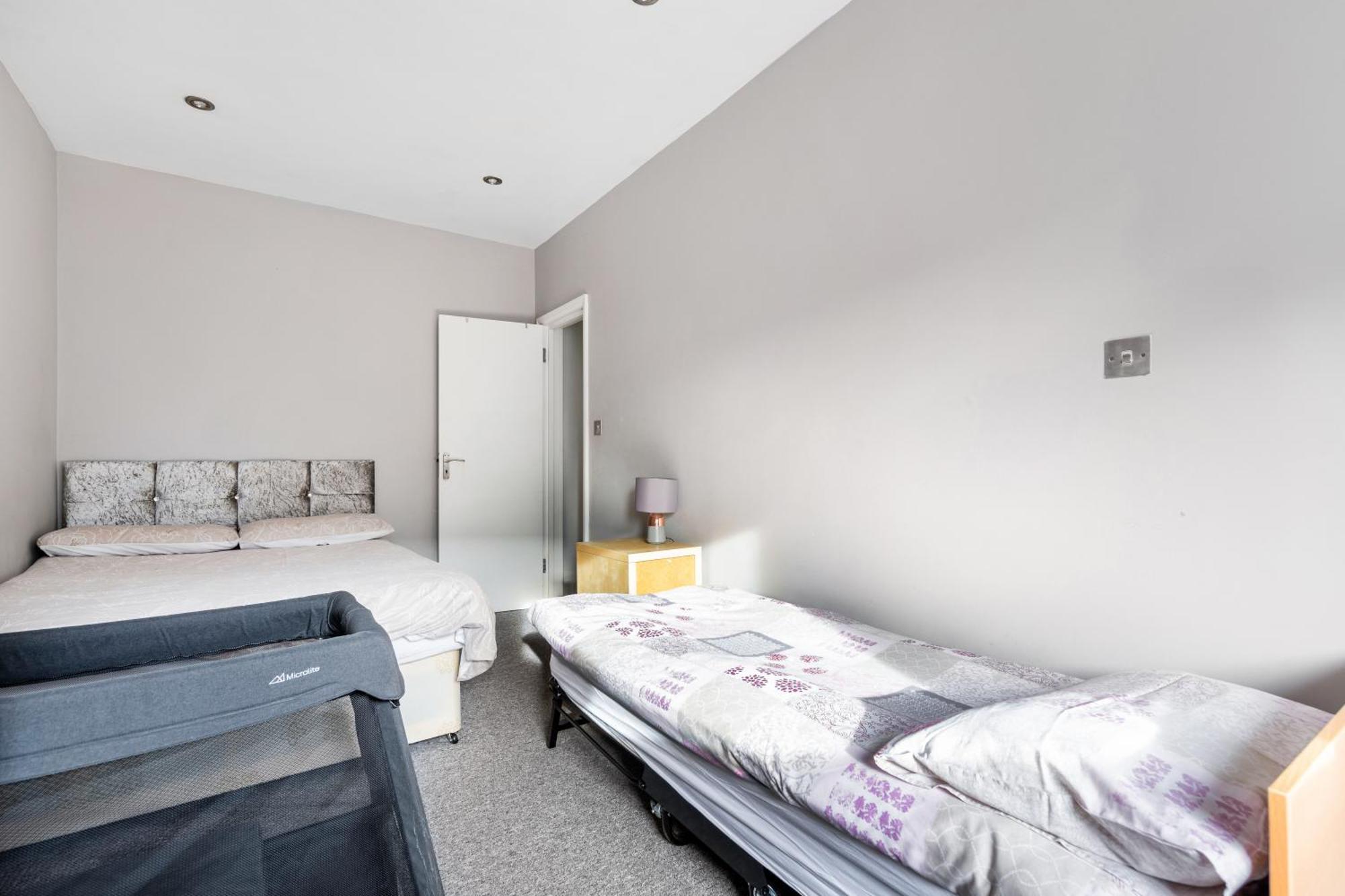 Spacious 2 Bed 2 Bath Apartment With Free Parking For 2 Cars And Underground Station Zone 2 For Quick Access To Central London Up To 10 Guests エクステリア 写真