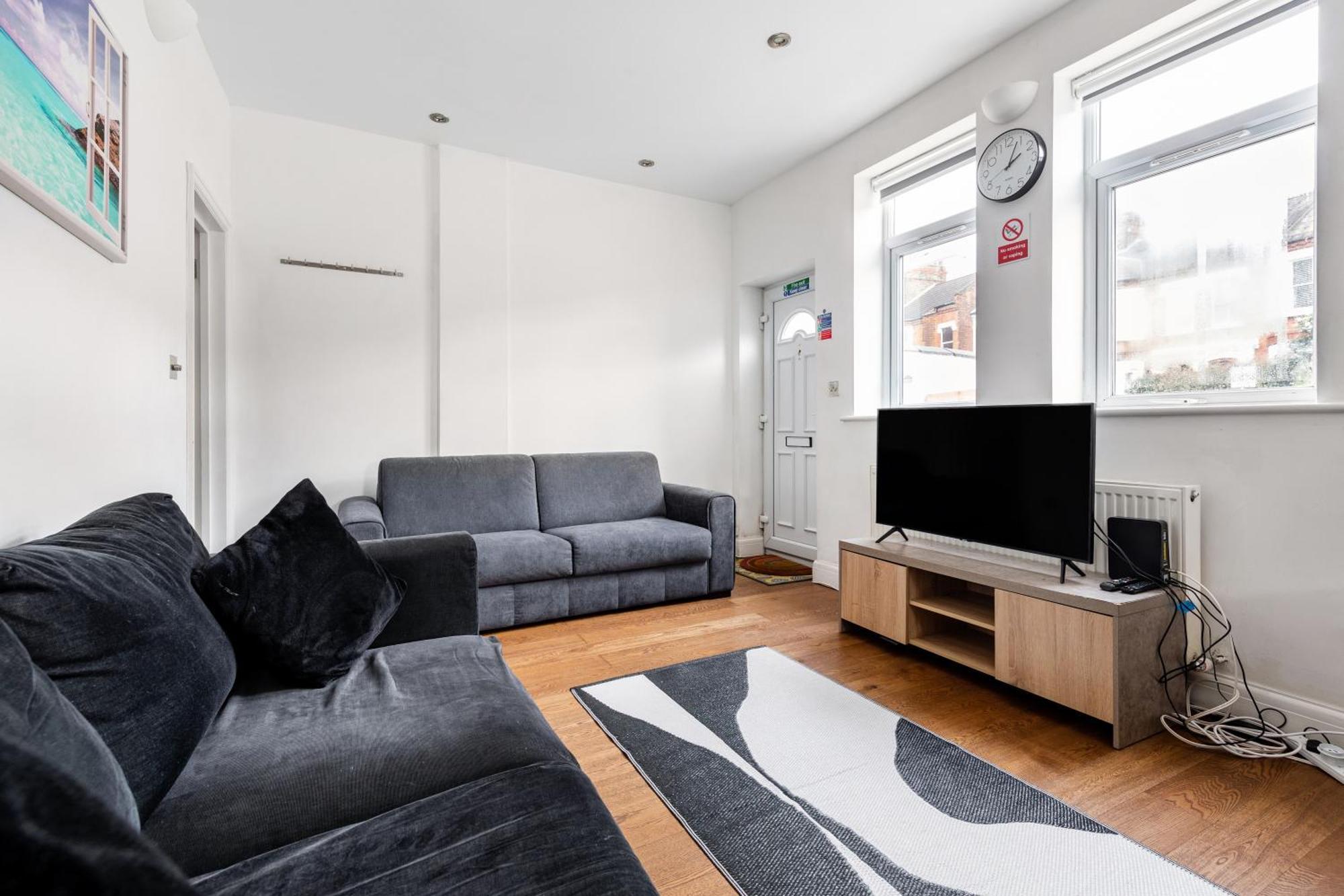 Spacious 2 Bed 2 Bath Apartment With Free Parking For 2 Cars And Underground Station Zone 2 For Quick Access To Central London Up To 10 Guests エクステリア 写真