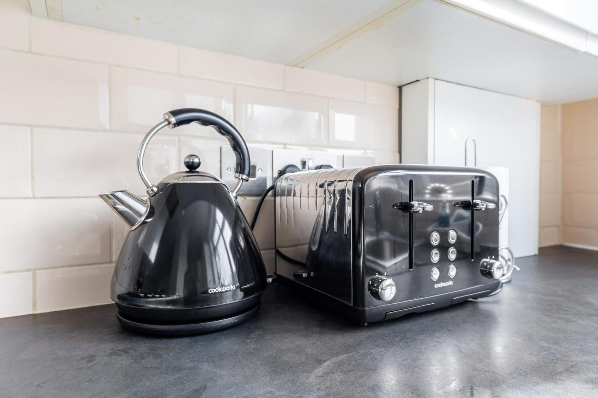 Spacious 2 Bed 2 Bath Apartment With Free Parking For 2 Cars And Underground Station Zone 2 For Quick Access To Central London Up To 10 Guests エクステリア 写真