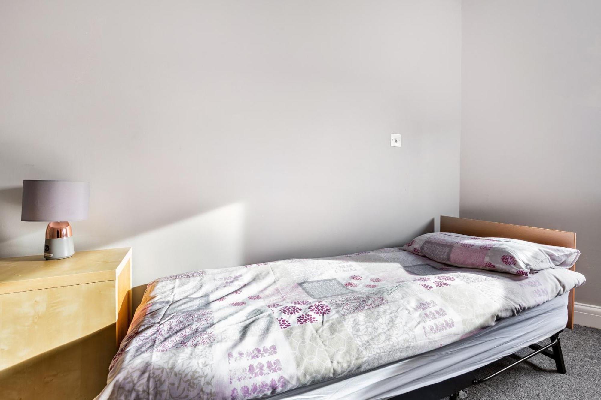 Spacious 2 Bed 2 Bath Apartment With Free Parking For 2 Cars And Underground Station Zone 2 For Quick Access To Central London Up To 10 Guests エクステリア 写真
