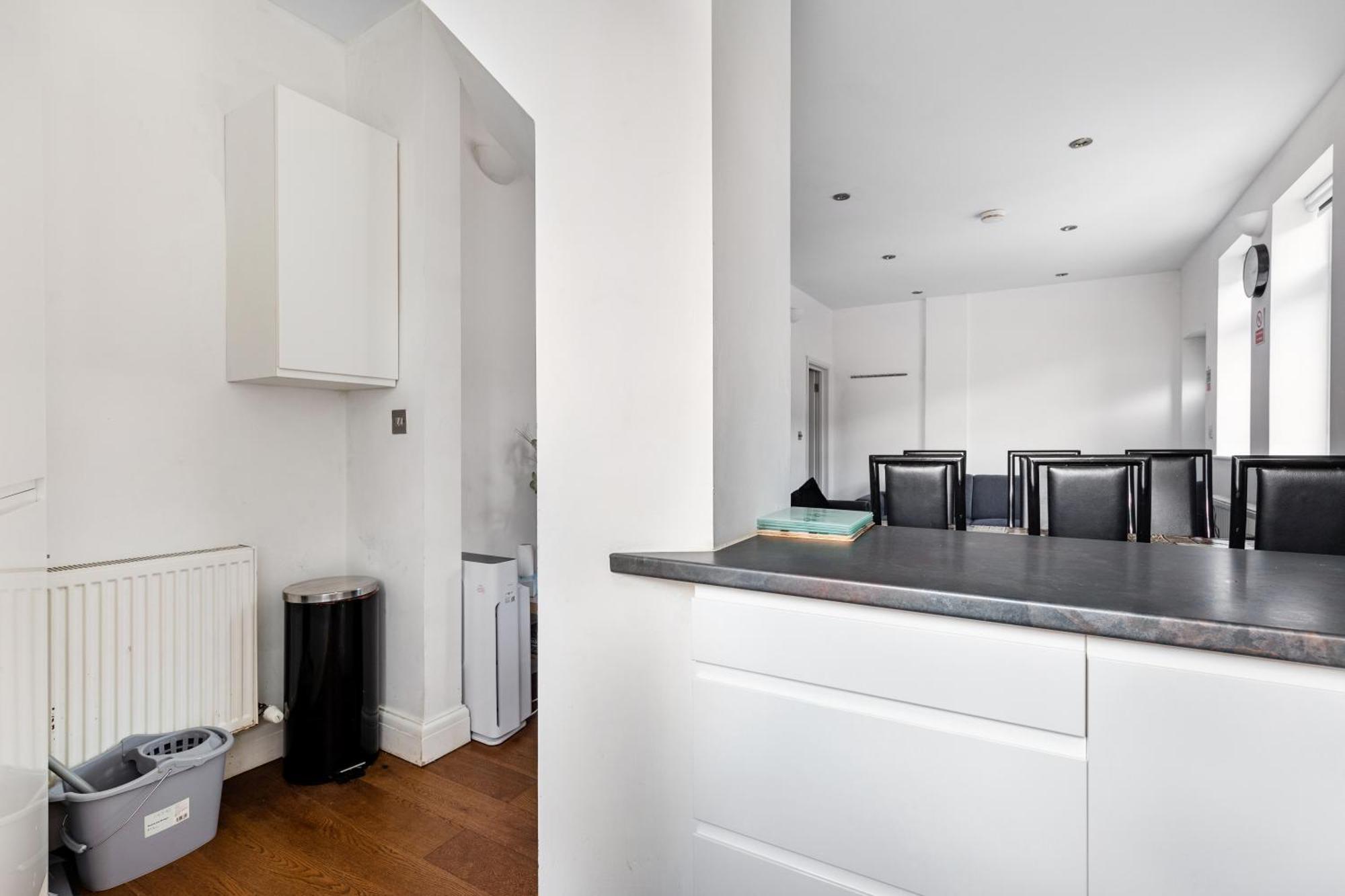 Spacious 2 Bed 2 Bath Apartment With Free Parking For 2 Cars And Underground Station Zone 2 For Quick Access To Central London Up To 10 Guests エクステリア 写真