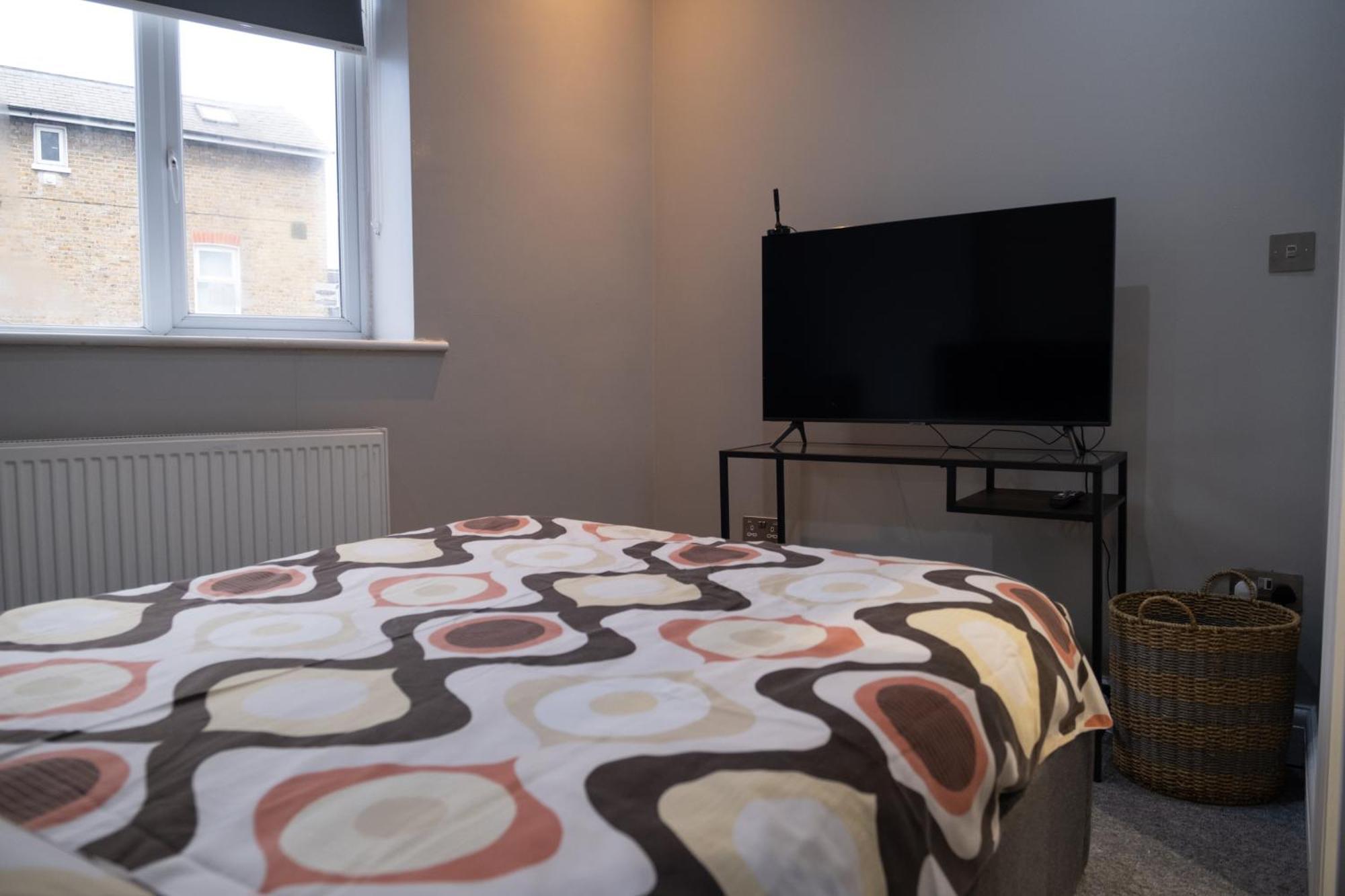 Spacious 2 Bed 2 Bath Apartment With Free Parking For 2 Cars And Underground Station Zone 2 For Quick Access To Central London Up To 10 Guests エクステリア 写真