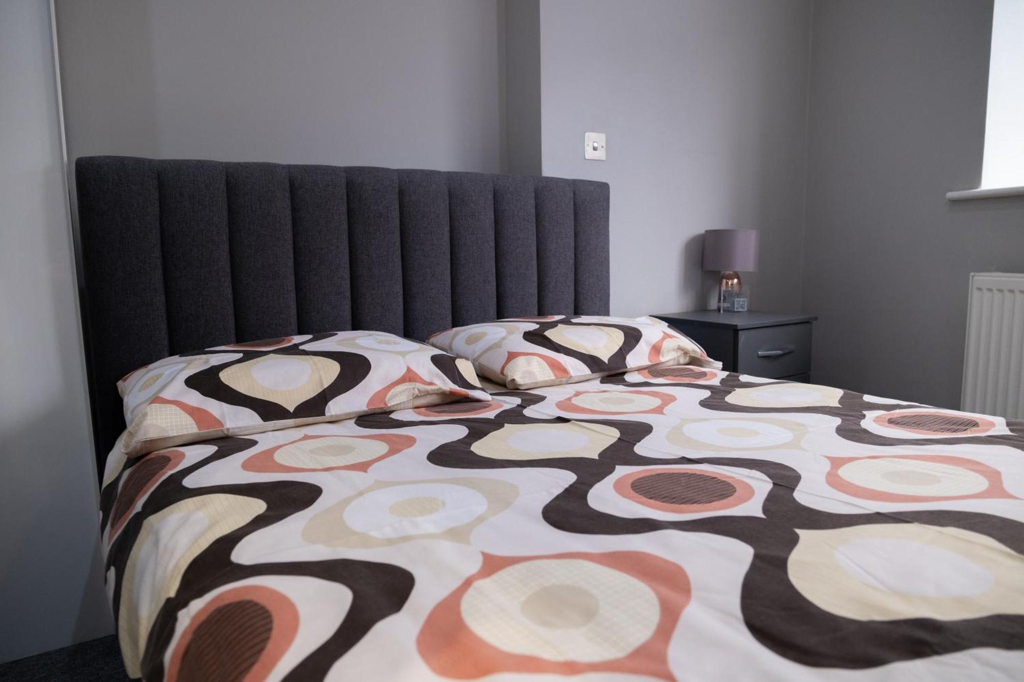 Spacious 2 Bed 2 Bath Apartment With Free Parking For 2 Cars And Underground Station Zone 2 For Quick Access To Central London Up To 10 Guests エクステリア 写真