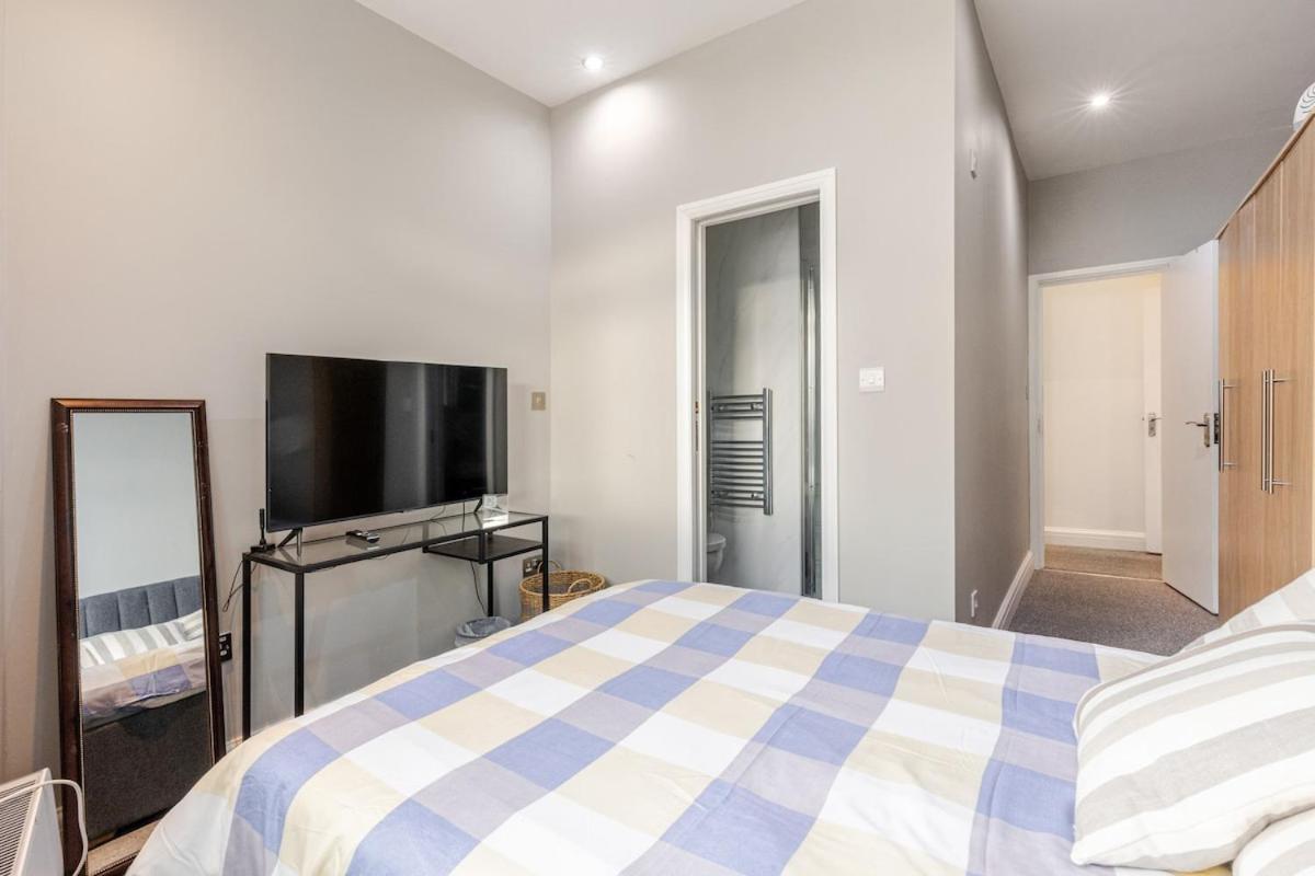 Spacious 2 Bed 2 Bath Apartment With Free Parking For 2 Cars And Underground Station Zone 2 For Quick Access To Central London Up To 10 Guests エクステリア 写真