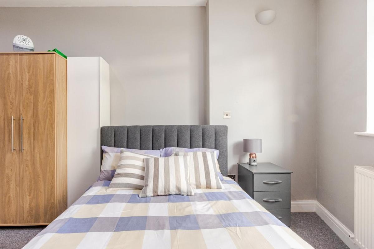 Spacious 2 Bed 2 Bath Apartment With Free Parking For 2 Cars And Underground Station Zone 2 For Quick Access To Central London Up To 10 Guests エクステリア 写真