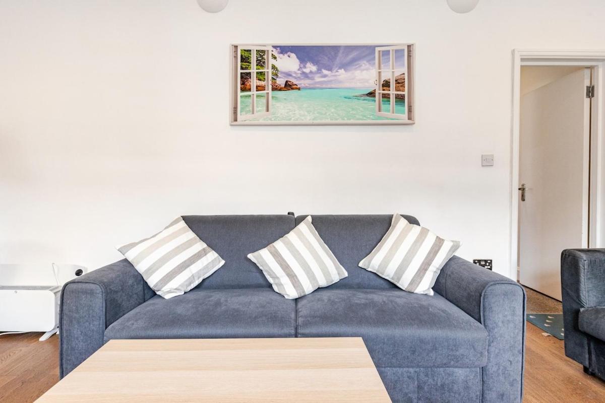 Spacious 2 Bed 2 Bath Apartment With Free Parking For 2 Cars And Underground Station Zone 2 For Quick Access To Central London Up To 10 Guests エクステリア 写真