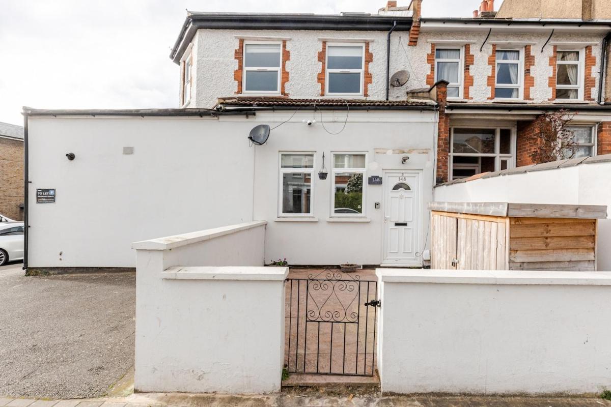 Spacious 2 Bed 2 Bath Apartment With Free Parking For 2 Cars And Underground Station Zone 2 For Quick Access To Central London Up To 10 Guests エクステリア 写真